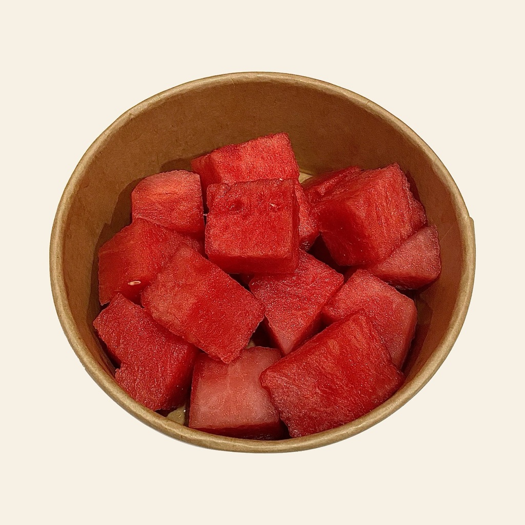 透明杯中西瓜切块